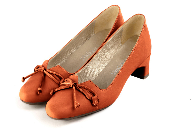 Clementine orange women's dress pumps, with a knot on the front. Round toe. Low kitten heels. Front view - Florence KOOIJMAN